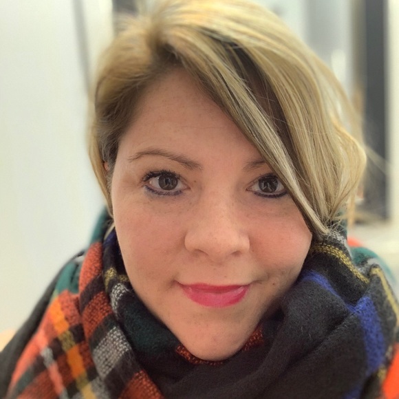 Meet your Posher, Amy - Picture 2 of 2